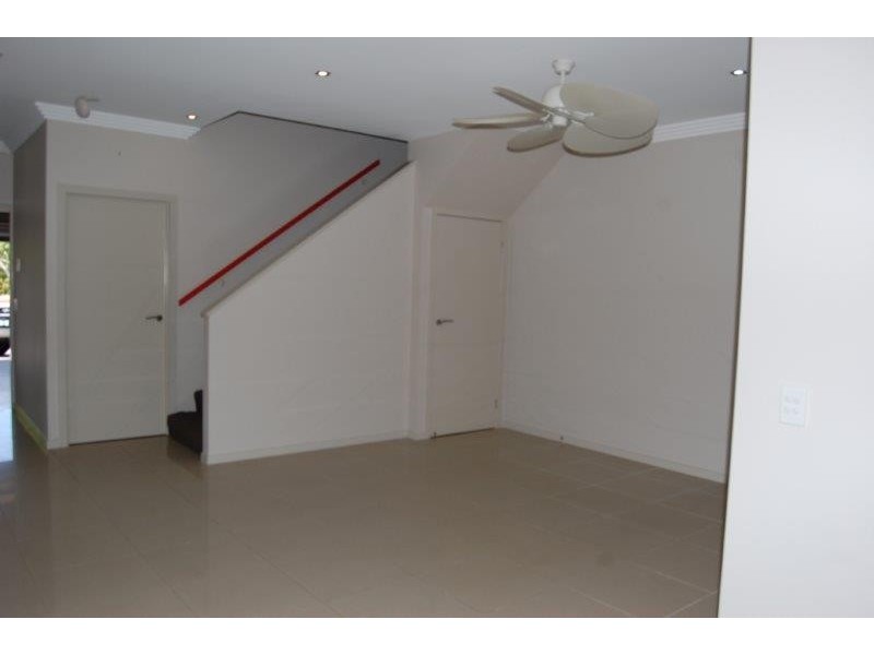 2/372 Pine Ridge Road, Coombabah QLD 4216