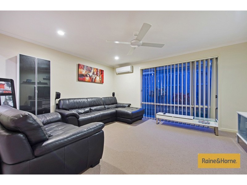 8 Kadie Place, Pacific Pines QLD 4211