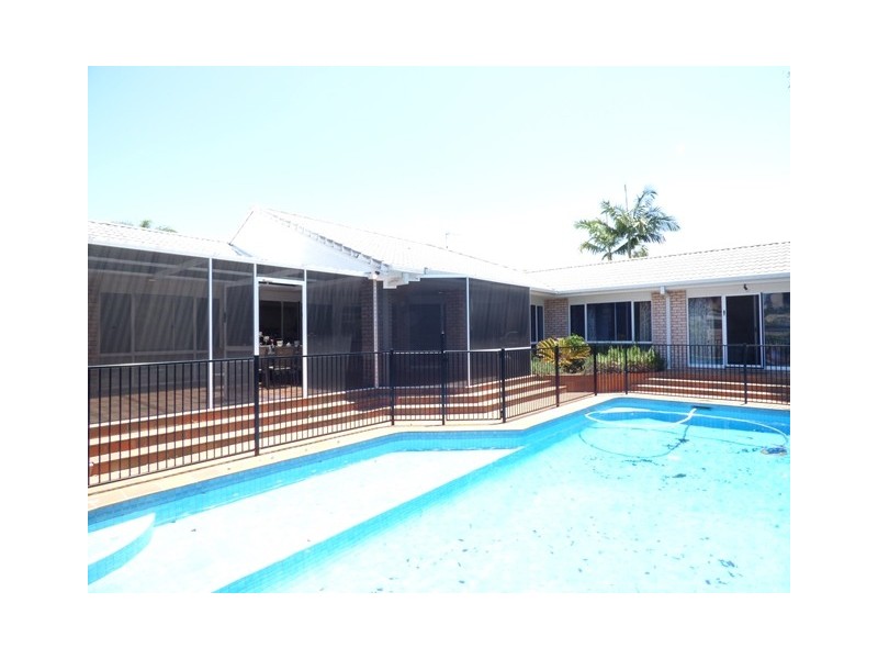 95 Santa Cruz Blvd, Clear Island Waters QLD 4226