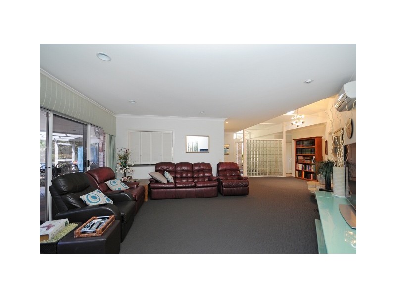 95 Santa Cruz Blvd, Clear Island Waters QLD 4226