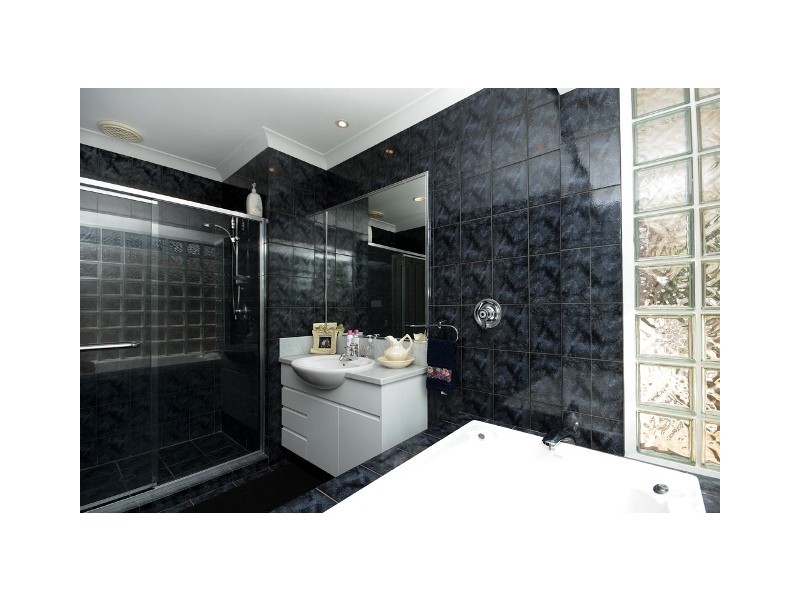 95 Santa Cruz Blvd, Clear Island Waters QLD 4226