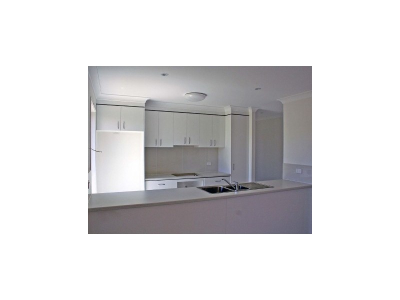 1/15 Barradeen Cct, Pacific Pines QLD 4211