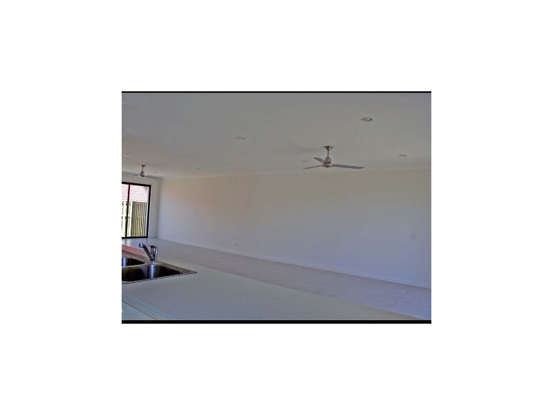 1/15 Barradeen Cct, Pacific Pines QLD 4211