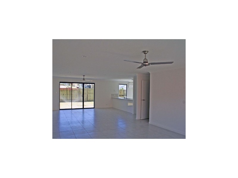1/15 Barradeen Cct, Pacific Pines QLD 4211