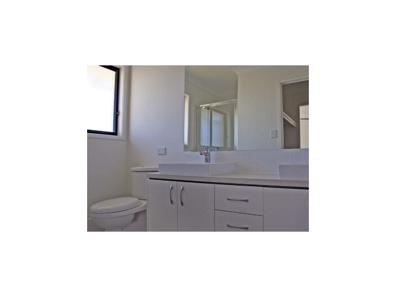 1/15 Barradeen Cct, Pacific Pines QLD 4211