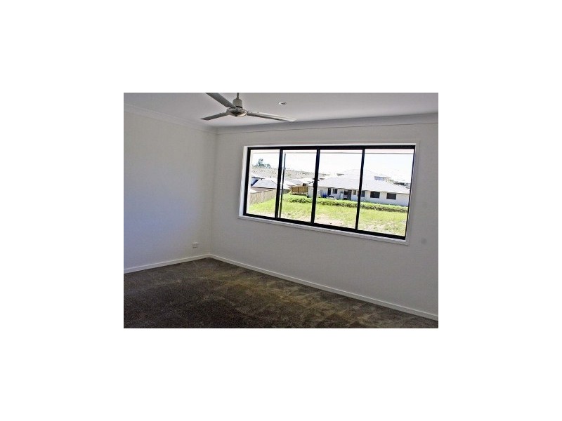 1/15 Barradeen Cct, Pacific Pines QLD 4211