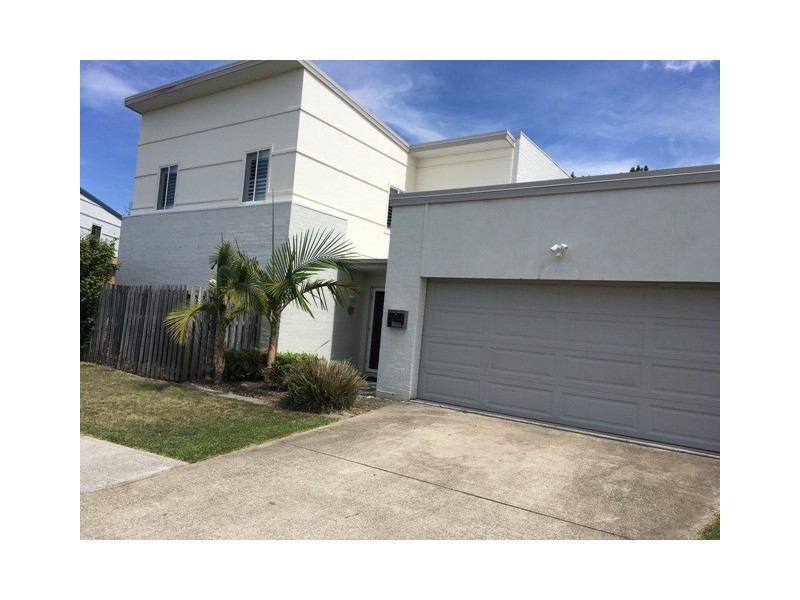 1 Ridgewood Close, Pacific Pines QLD 4211