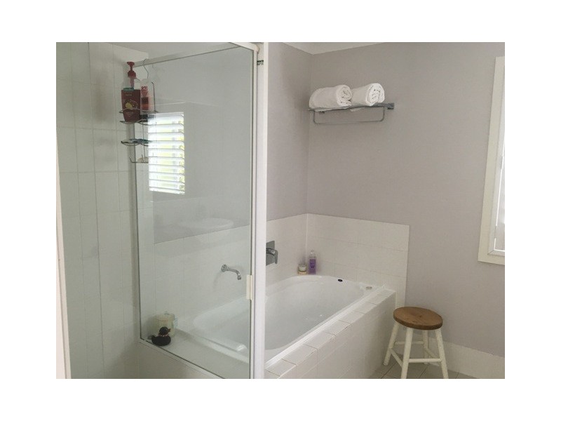 1 Ridgewood Close, Pacific Pines QLD 4211