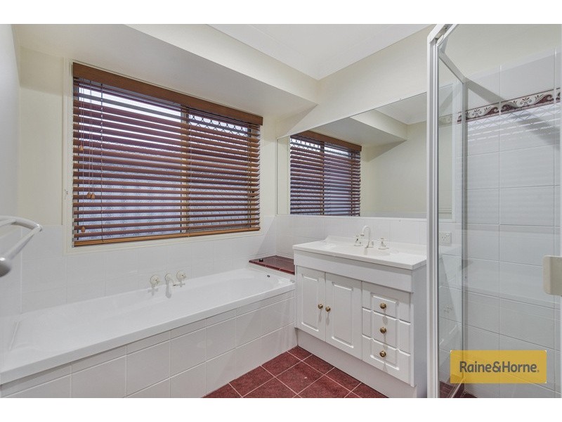 10 Kanangra Crescent, Pacific Pines QLD 4211
