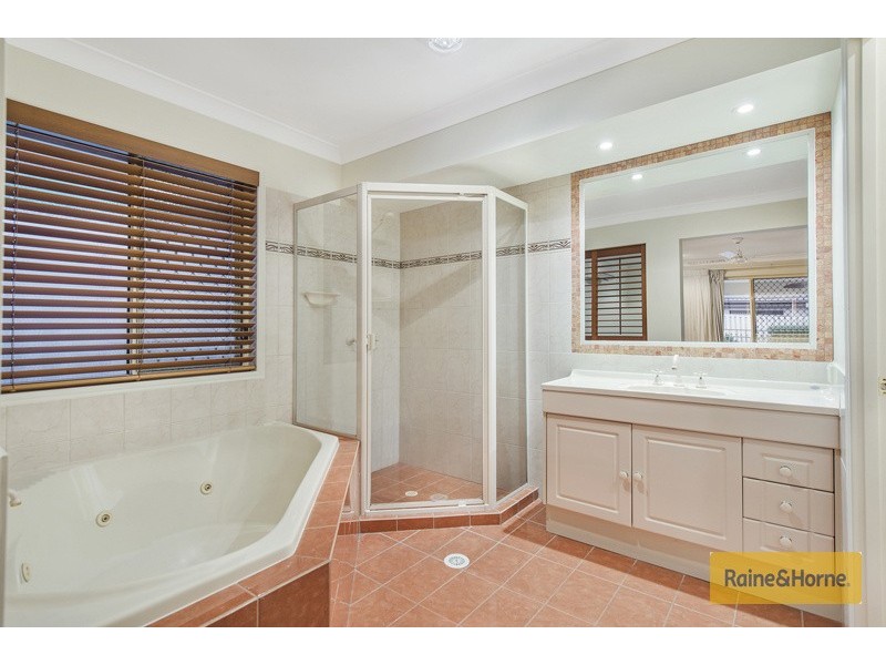 10 Kanangra Crescent, Pacific Pines QLD 4211