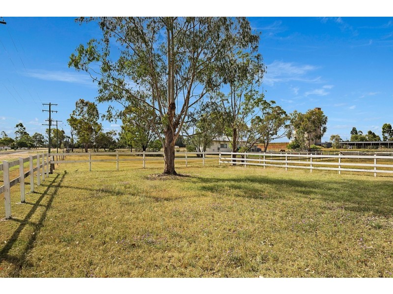 12 Donley Street, Oakey QLD 4401