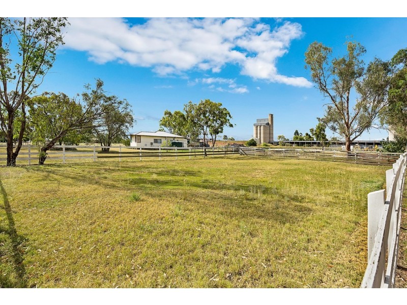 12 Donley Street, Oakey QLD 4401