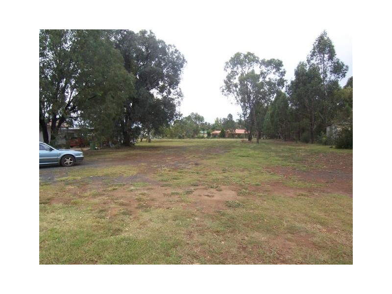 12 Morton, Oakey QLD 4401