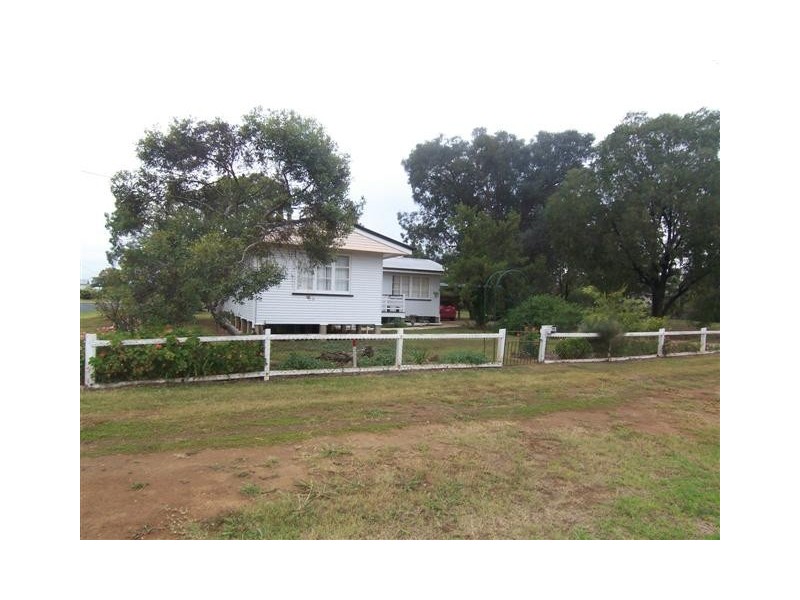 12 Morton, Oakey QLD 4401