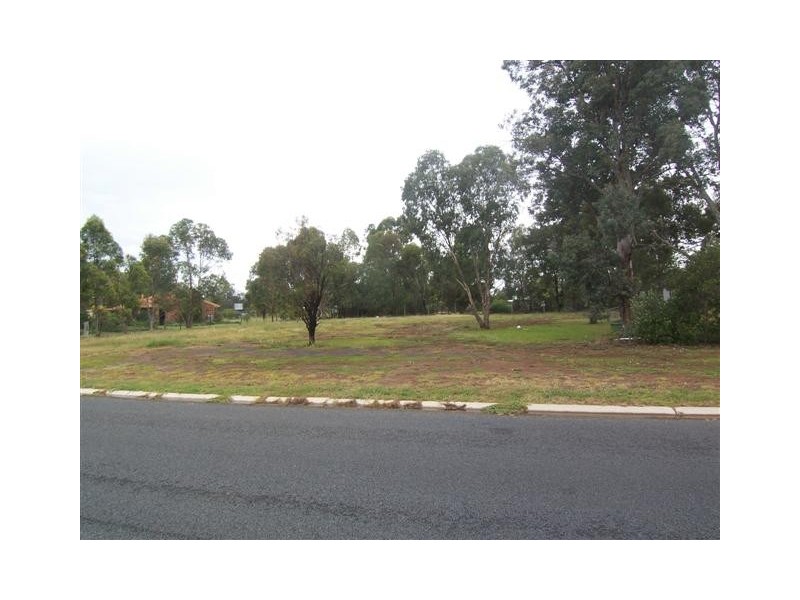 12 Morton, Oakey QLD 4401