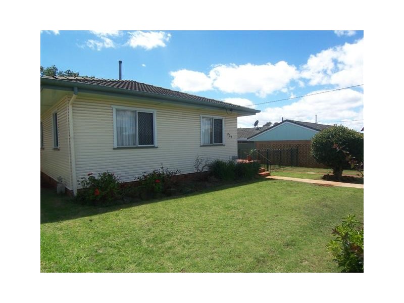 209 North Street, Rockville QLD 4350