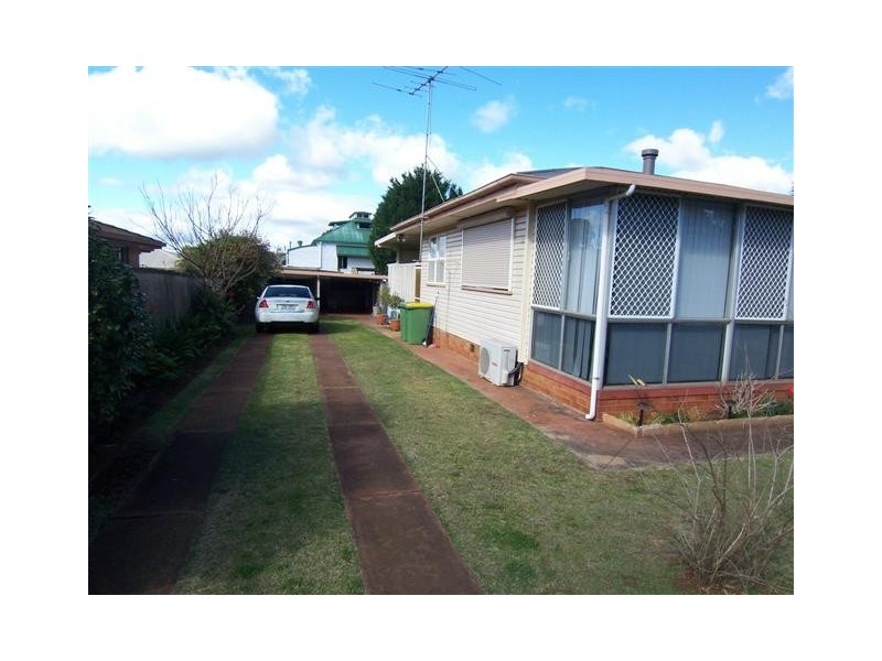 12 Barah St, Wilsonton QLD 4350