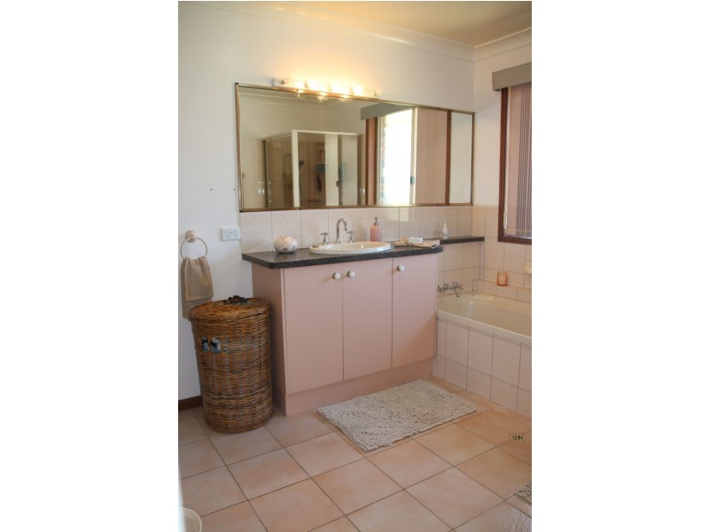 32 REDLANDS DRIVE, Gowrie Junction QLD 4352