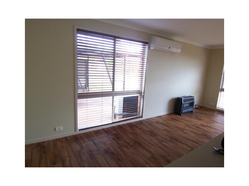 33 Hinkler Cres, Wilsonton QLD 4350