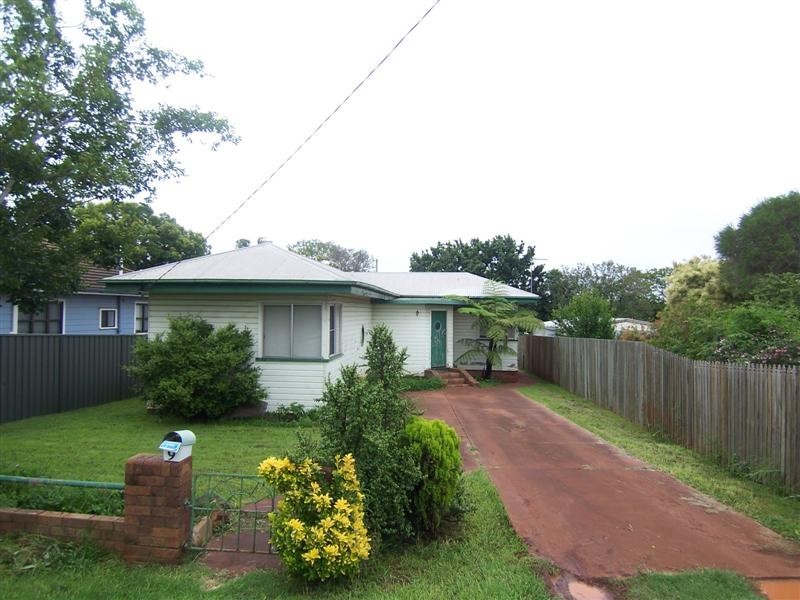 9 Park Street, Newtown QLD 4350