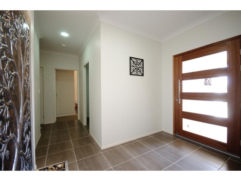 8 Manooka Crescent, Highfields QLD 4352