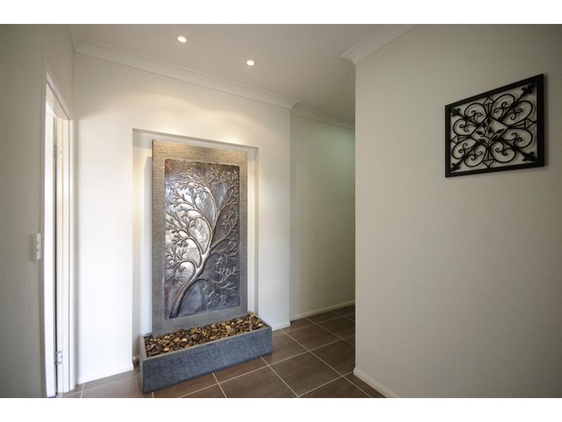 8 Manooka Crescent, Highfields QLD 4352