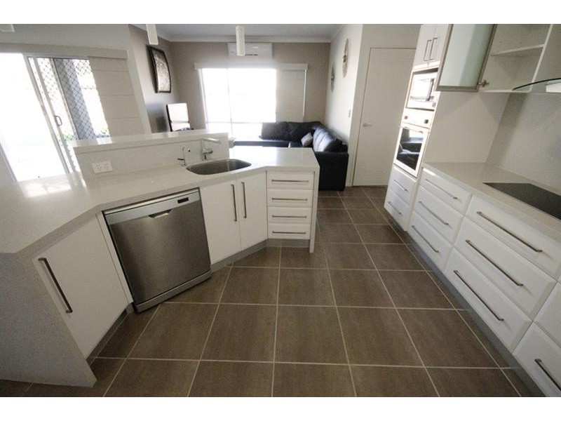 8 Manooka Crescent, Highfields QLD 4352