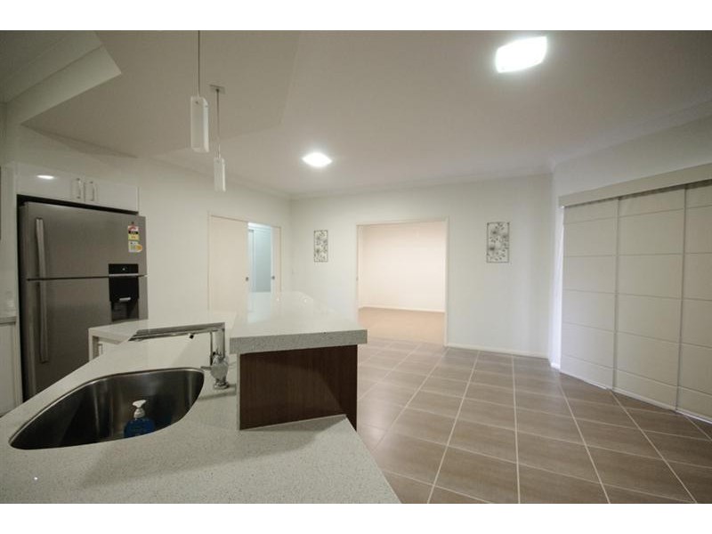 8 Manooka Crescent, Highfields QLD 4352