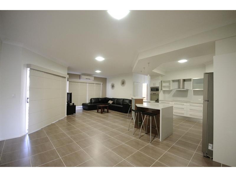 8 Manooka Crescent, Highfields QLD 4352
