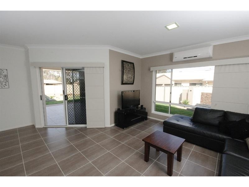 8 Manooka Crescent, Highfields QLD 4352