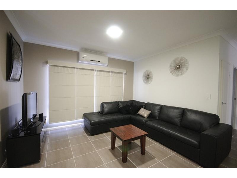 8 Manooka Crescent, Highfields QLD 4352