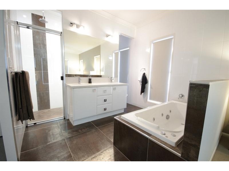 8 Manooka Crescent, Highfields QLD 4352