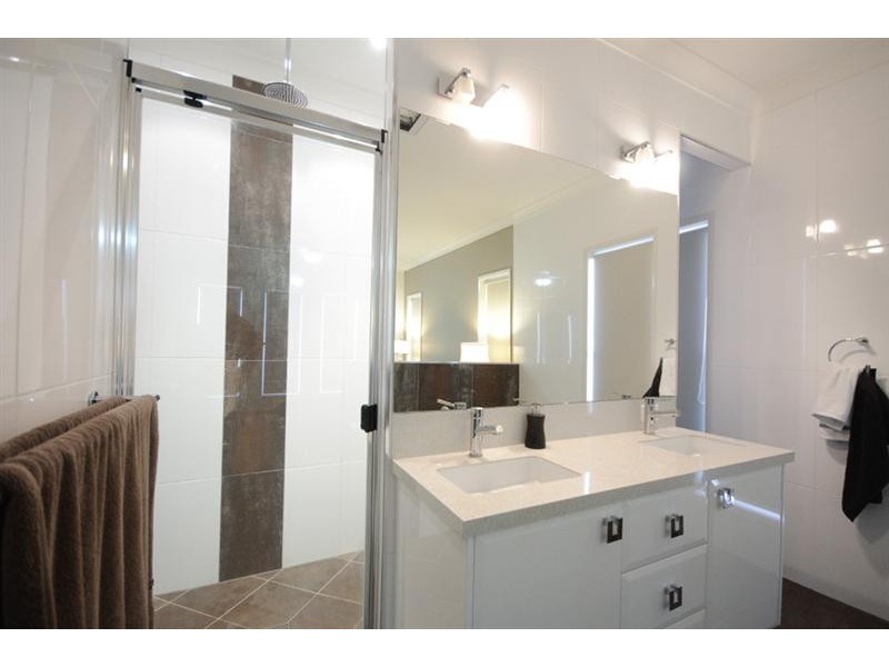 8 Manooka Crescent, Highfields QLD 4352