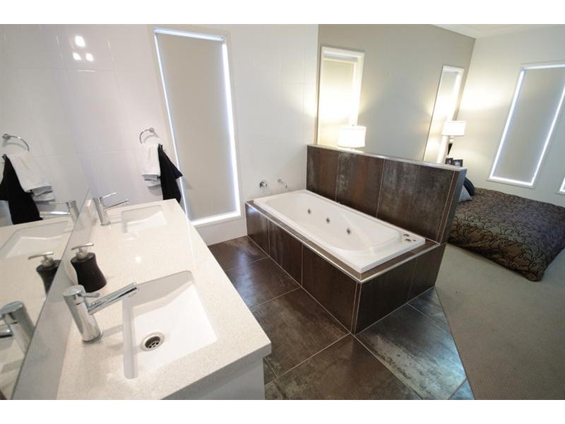 8 Manooka Crescent, Highfields QLD 4352