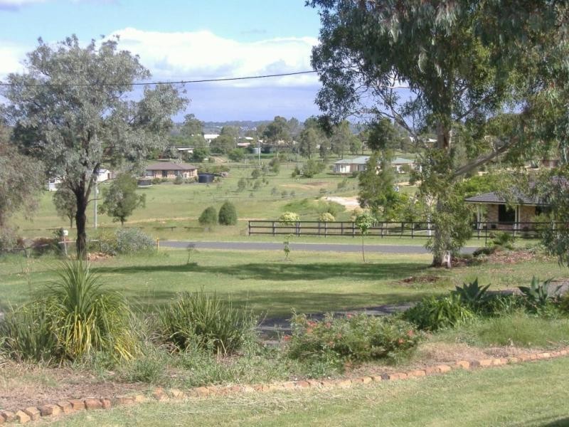 7  Neville Street, Meringandan West QLD 4352