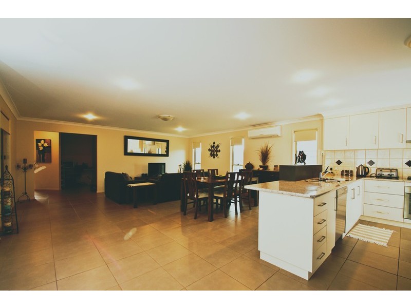 42 Holly Avenue, Highfields QLD 4352