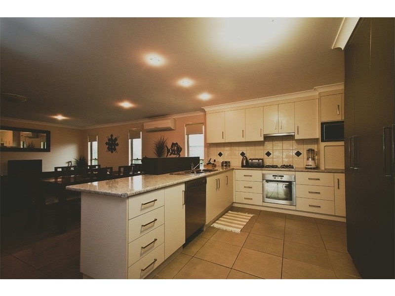 42 Holly Avenue, Highfields QLD 4352