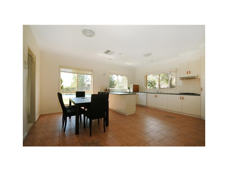 8 Lanbar Court, Glenvale QLD 4350