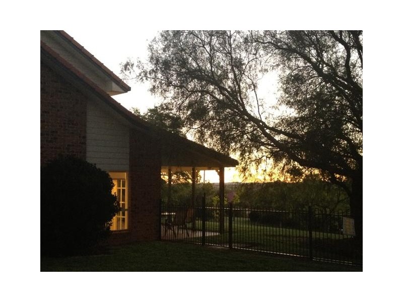 8 Lanbar Court, Glenvale QLD 4350