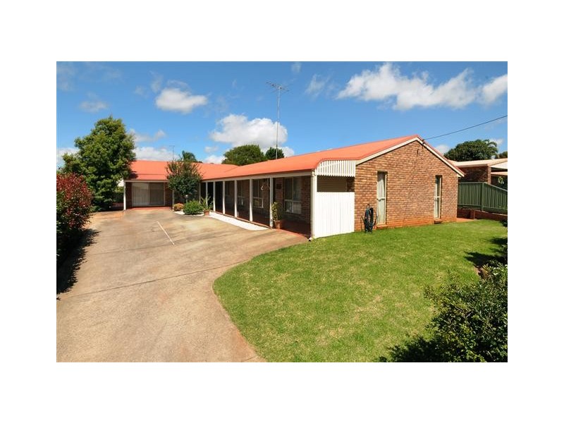 Unit 2/18 Stumm Street, Kearneys Spring QLD 4350