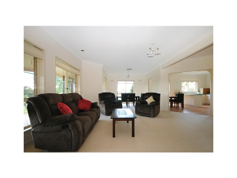 8 Lanbar Court, Glenvale QLD 4350