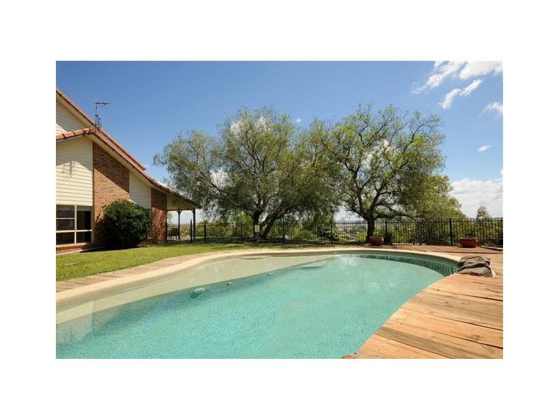 8 Lanbar Court, Glenvale QLD 4350