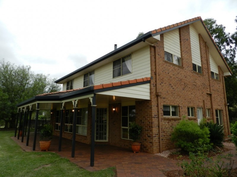 8 Lanbar Court, Glenvale QLD 4350