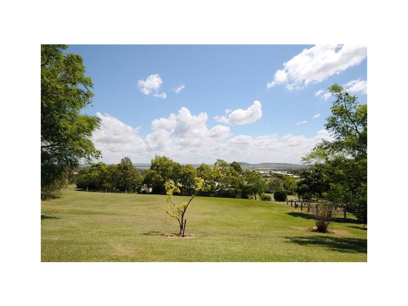 8 Lanbar Court, Glenvale QLD 4350