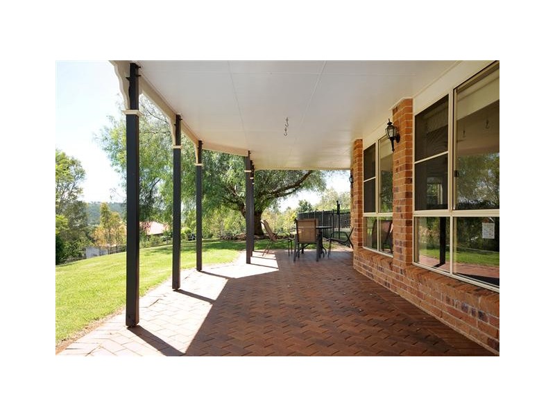 8 Lanbar Court, Glenvale QLD 4350