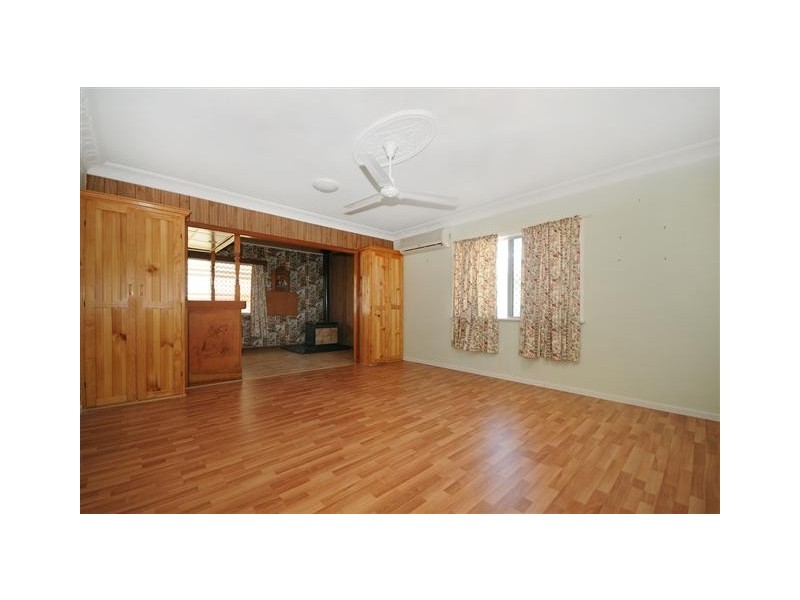 3 Whitefriars Street, Rockville QLD 4350