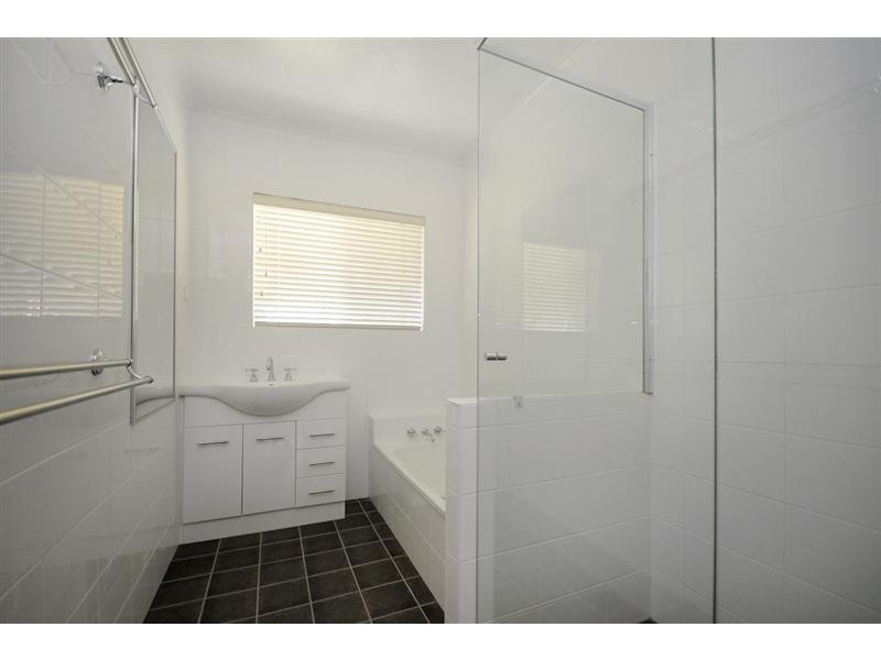 35 Range Street, Mount Lofty QLD 4350