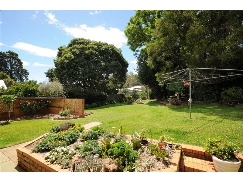 35 Range Street, Mount Lofty QLD 4350