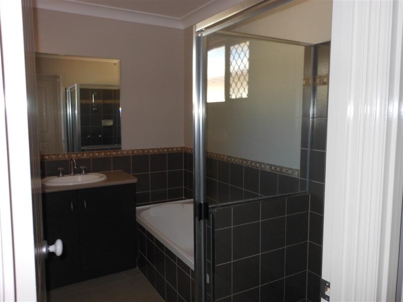 2/9a Gatfield street, Newtown QLD 4350