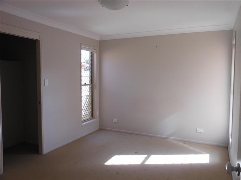 2/9a Gatfield street, Newtown QLD 4350